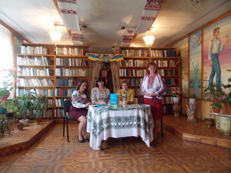 “ОДЕРЖИМА СВОБОДОЮ”. ТВОРЧА ЗУСТРІЧ З ПОЕТЕСОЮ ГАЛИНОЮ ЛИТВИН У ТЯЗІВСЬКІЙ БІБЛІОТЕЦІ