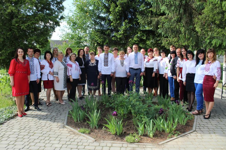 ПРАЦІВНИКИ ЯМНИЦЬКОЇ СІЛЬСЬКОЇ РАДИ ОТГ ПІДТРИМАЛИ НАЦІОНАЛЬНІ ТРАДИЦІЇ ТА ПРИЙШЛИ НА РОБОТУ У ВИШИВАНКАХ