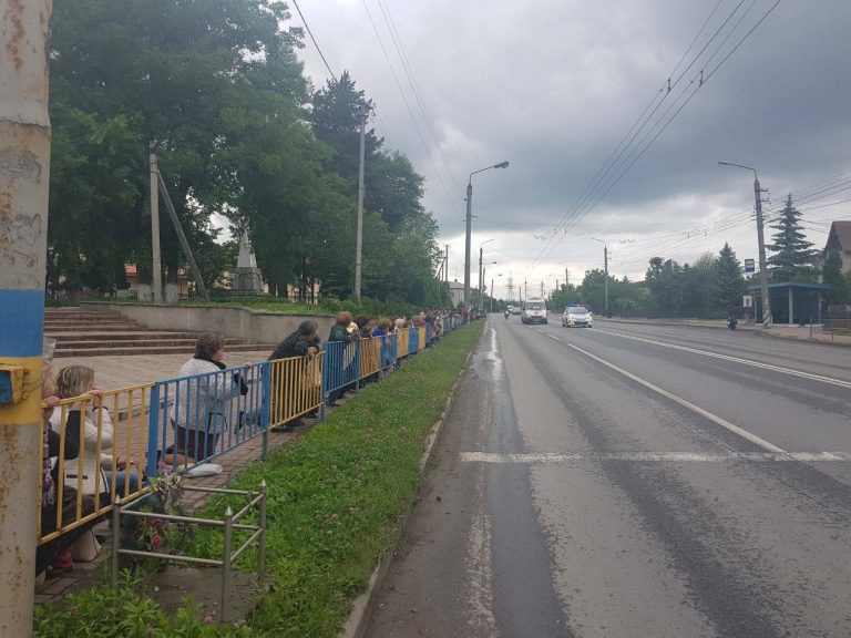 ЖИТЕЛІ ЯМНИЦІ НА КОЛІНАХ ВІДДАЛИ ШАНУ ЗАГИБЛОМУ БІЙЦЕВІ З ПРИКАРПАТТЯ