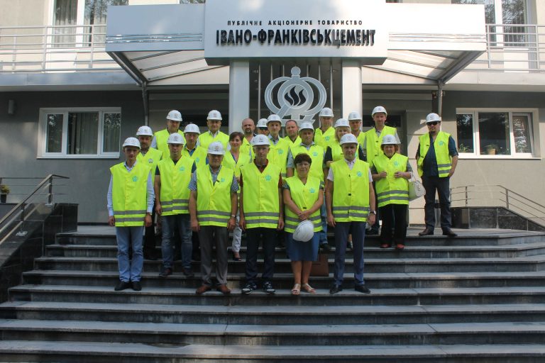 ДЕПУТАТИ ЯМНИЦЬКОЇ ОТГ ПОБУВАЛИ НА ПрАТ “ІВАНО-ФРАНКІВСЬКЦЕМЕНТ”