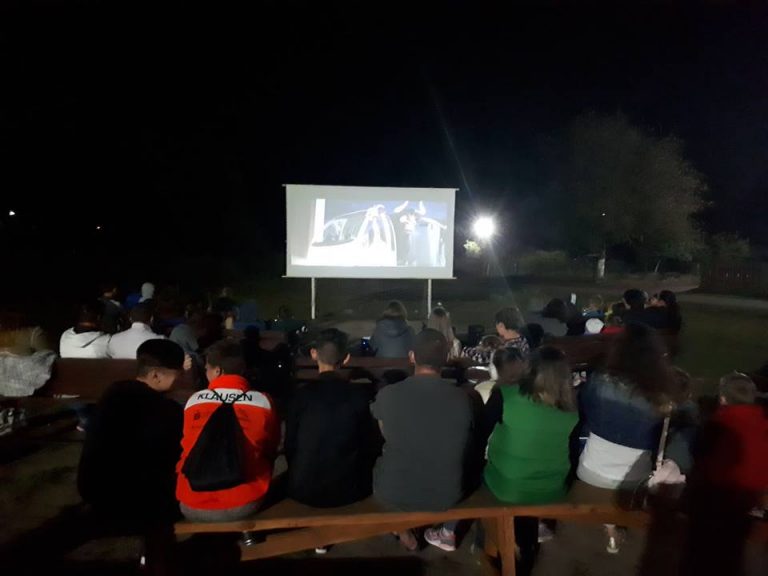 ВЕЧОРИ КІНО ПРОСТО НЕБА ДЛЯ ЯМНИЧАН