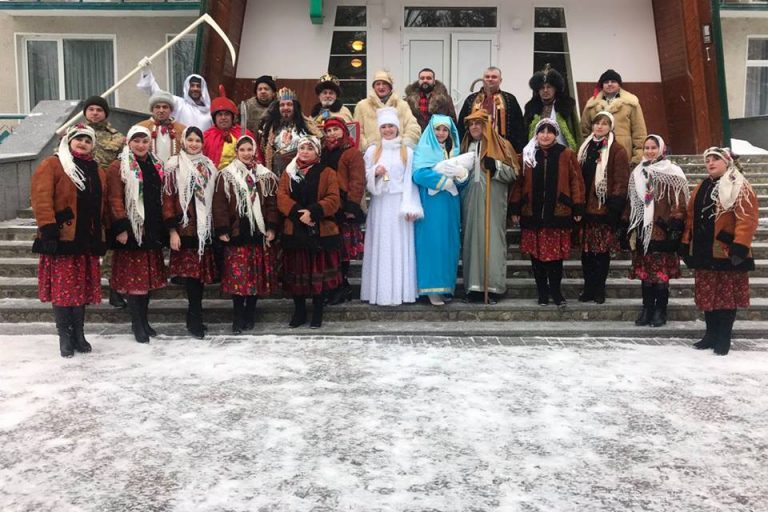 ЯК КОЛЕКТИВ БУДИНКУ КУЛЬТУРИ СЕЛА ПАВЛІВКА У КАРПАТАХ КОЛЯДУВАВ