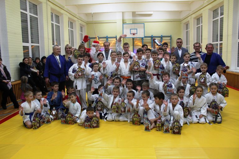 ПОДАРУНКИ ВІД СВЯТОГО МИКОЛАЯ ДЛЯ ВИХОВАНЦІВ СПОРТИВНОГО КЛУБУ ДЗЮДО І САМБО ІМ. ГЕРОЯ АТО РУСЛАНА ЮРЧИШИНА