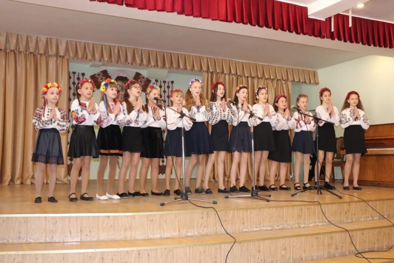 МАМО, ТОБІ НИЗЕСЕНЬКО ВКЛОНЮСЬ… (ВІДЕО)