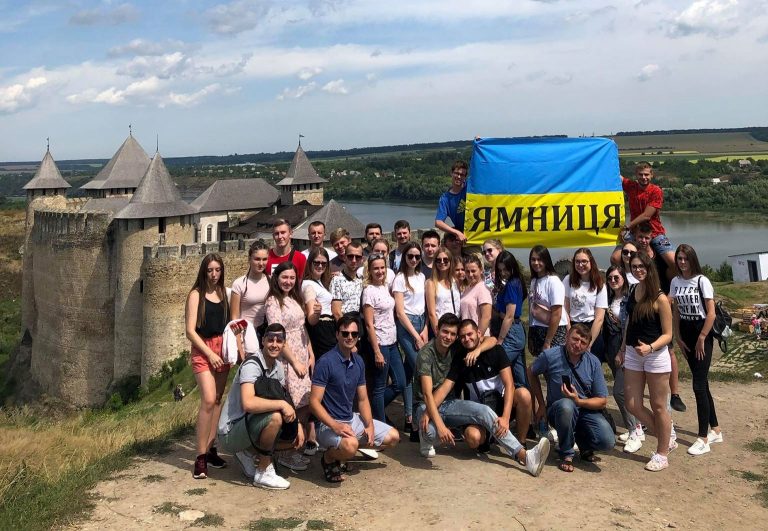 МАНДРІВКА ЯМНИЦЬКОЇ МОЛОДІ ВИЗНАЧНИМИ МІСЦЯМИ БУКОВИНИ І ПОДІЛЛЯ