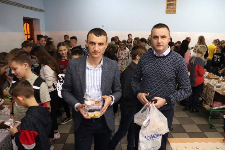 БЛАГОДІЙНИЙ ЯРМАРОК ДО ДНЯ ДОБРОТИ ПРОЙШОВ У ЯМНИЦЬКОМУ ЛІЦЕЇ