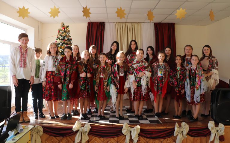 НОВОРІЧНО-РІЗДВЯНЕ СВЯТО У ЯМНИЦЬКОМУ ЛІЦЕЇ