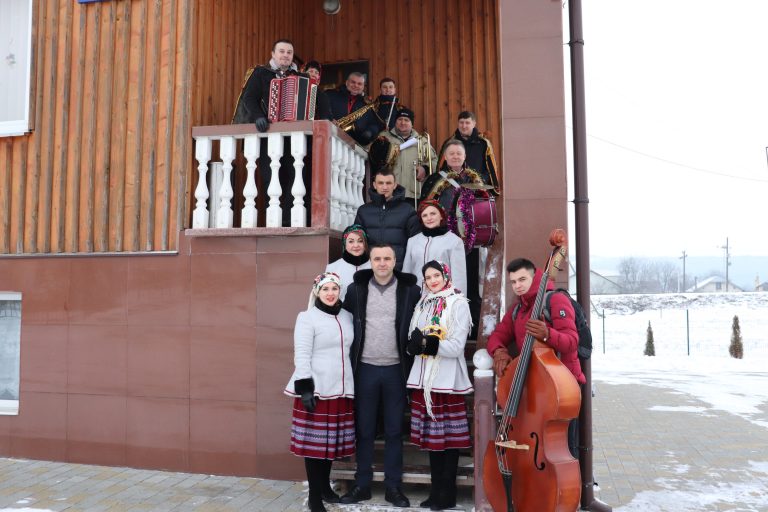 ХАЙ У ВАШІЙ ОСЕЛІ РАДІСТЬ ПАНУЄ! ХРИСТОС ОХРЕСТИВСЯ, МИР СВІТУ ДАРУЄ!