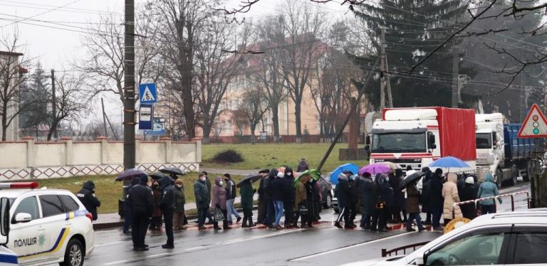 ЖИТЕЛІ ЯМНИЦІ ВП’ЯТЕ ПЕРЕКРИВАЛИ ЦЕНТРАЛЬНУ ДОРОГУ