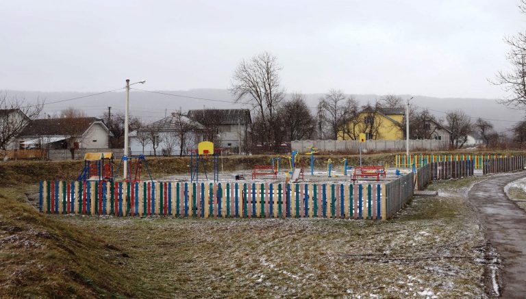 ВАНДАЛИ ПОШКОДИЛИ ДИТЯЧИЙ МАЙДАНЧИК У ЯМНИЦІ