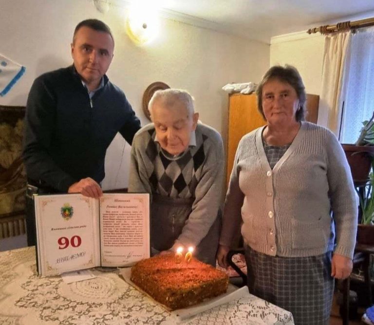 ДОВГОЖИТЕЛЯ с. МАЙДАН ПРИВІТАЛИ З 90-ЛІТТЯМ