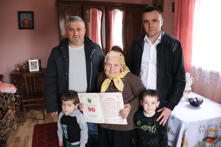 ДОВГОЖИТЕЛЬКУ с. ТЯЗІВ ПРИВІТАЛИ З ПОВАЖНИМ ЮВІЛЕЄМ