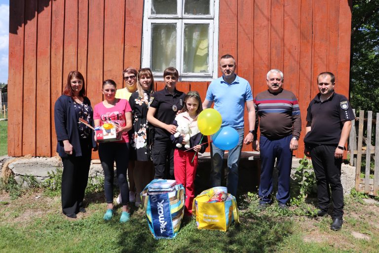 З ПОДАРУНКАМИ ДЛЯ МАЛЕНЬКОЇ АННИ
