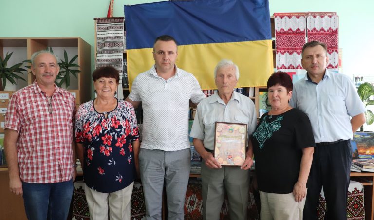 З ЛЮБОВ’Ю ДО ЗЕМЛІ. УЧАСНИКА КЛУБУ “СІЛЬСЬКИЙ ГОСПОДАР” ВІДЗНАЧИЛИ ЗА БАГАТОРІЧНУ ПРАЦЮ ТА З НАГОДИ 85-РІЧЧЯ