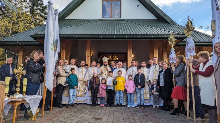 У СЕЛІ НОВА ГУТА ОСВЯТИЛИ ХРАМ СВЯТОГО ВЕЛИКОМУЧЕНИКА ДИМИТРІЯ
