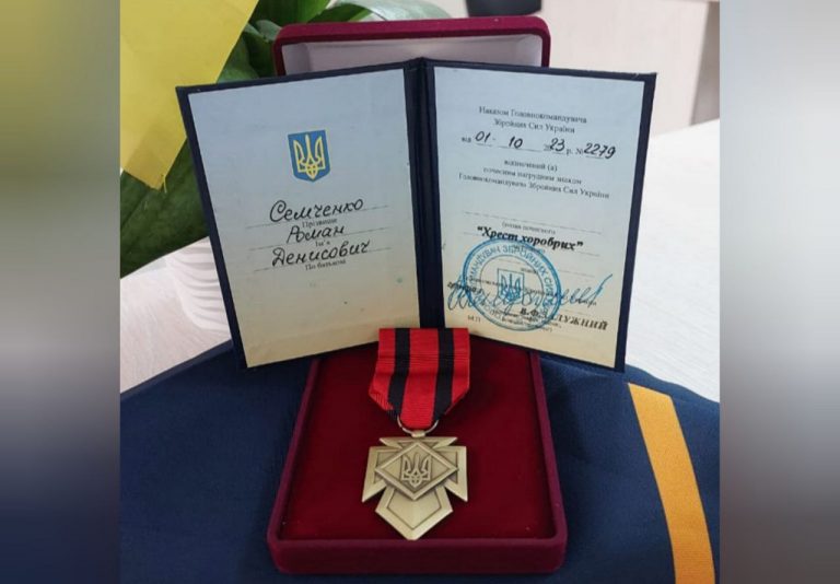 ЯМНИЧАНИН РОМАН СЕМЧЕНКО НАГОРОДЖЕНИЙ ПОЧЕСНОЮ ВІДЗНАКОЮ ГОЛОВНОКОМАНДУВАЧА ЗСУ “ХРЕСТ ХОРОБРИХ”