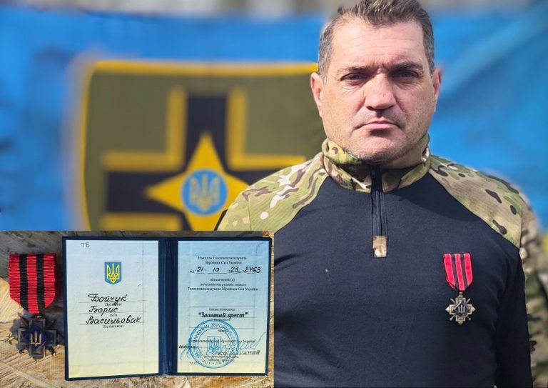 ЗАХИСНИК З ТЯЗЕВА БОРИС БОЙЧУК НАГОРОДЖЕНИЙ  ПОЧЕСНИМ НАГРУДНИМ ЗНАКОМ “ЗОЛОТИЙ ХРЕСТ” ГОЛОВНОКОМАНДУВАЧА ЗСУ