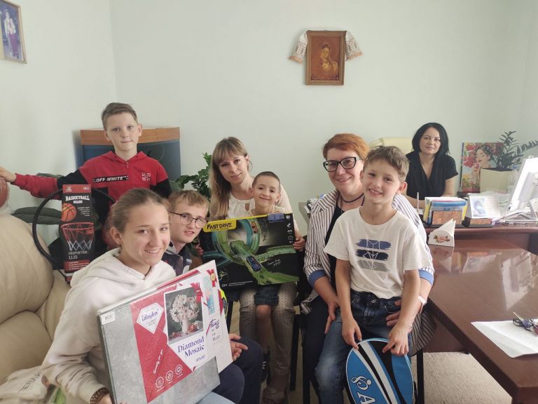 ДО ДНЯ ЗАХИСТУ ДІТЕЙ ВРУЧЕНО ПОДАРУНКИ ДІТЯМ ЗАГИБЛИХ І ЗНИКЛИХ БЕЗВІСТИ ЗАХИСНИКІВ ТА ДІТЯМ ВРАЗЛИВИХ КАТЕГОРІЙ НАСЕЛЕННЯ