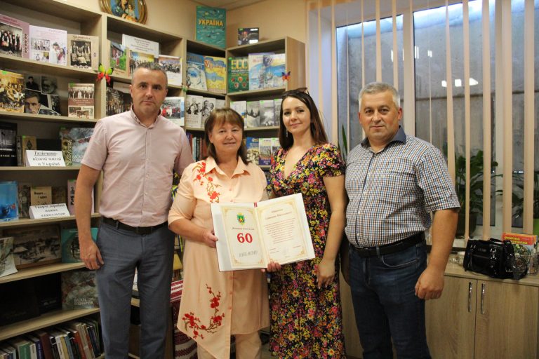 ПРАЦІВНИЦЮ КУЛЬТУРНОЇ СФЕРИ СЕЛА ТЯЗІВ ПРИВІТАЛИ З ЮВІЛЕЄМ 60-РІЧЧЯ