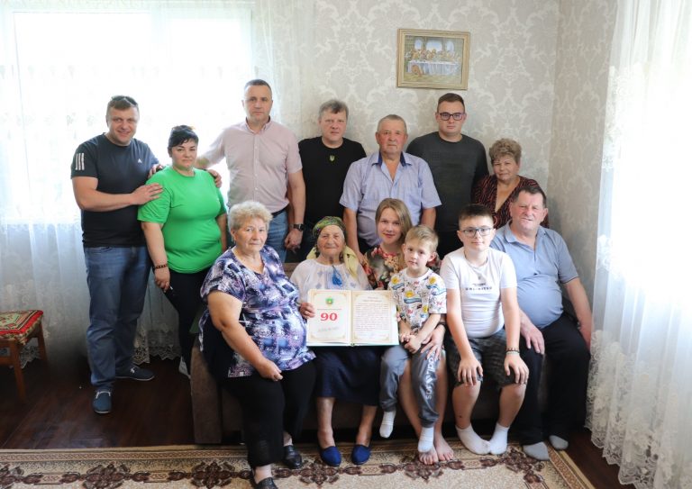 90 ПОВАЖНИХ ЛІТ МЕШКАНЦІ СЕЛА ПАВЛІВКА МАРІЇ ВИННИЧУК. ВІТАЄМО!