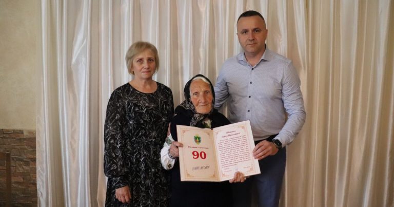 ЩИРІ ВІТАННЯ З 90-РІЧЧЯМ ДЛЯ ЮВІЛЯРКИ ГАННИ ДЗИКОВСЬКОЇ З ЯМНИЦІ!